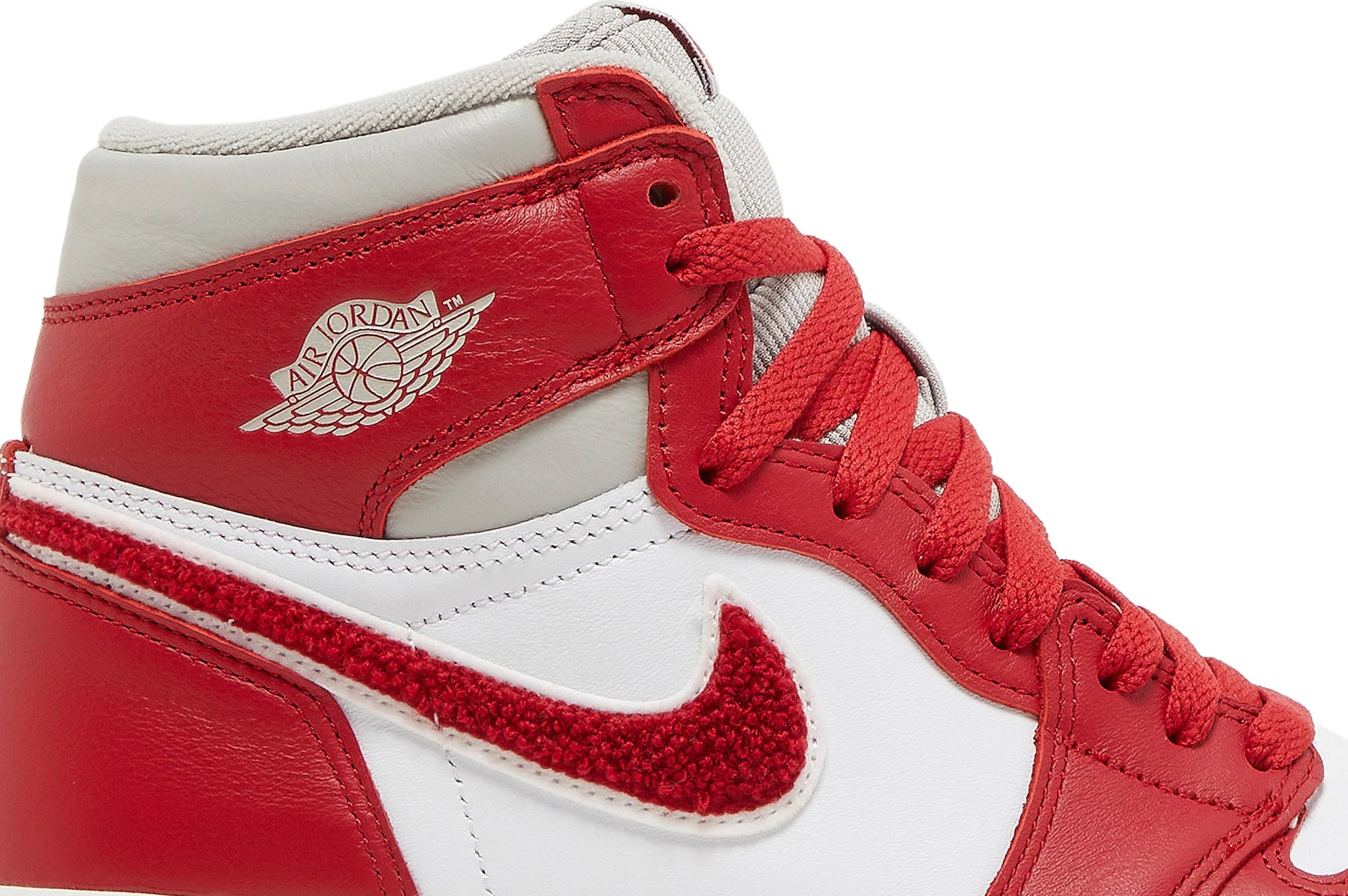 Air Jordan 1 Retro High OG 'Varsity Red' (W)